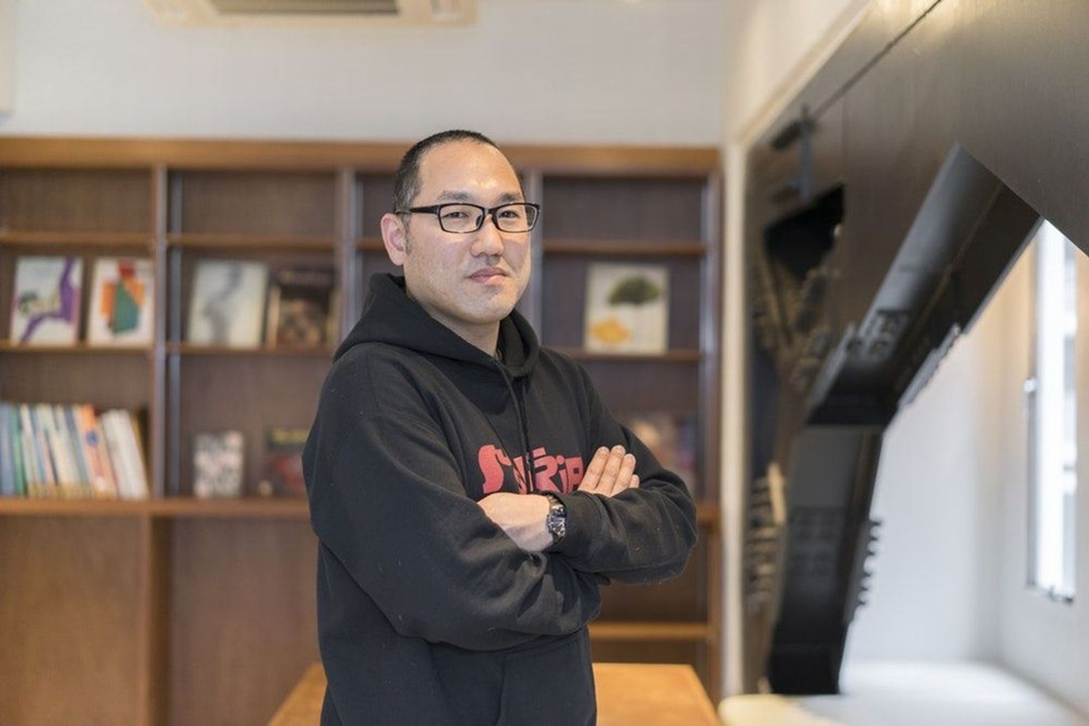 【Behind the creativity：上司ニシグチ】⠀
クリエイティブ制作の裏側に迫るインタビュー連載。⠀
今回は、Twitterやnoteで話題のアートディレクター兼デザイナー 上司ニシグチさんの代表作、「ストーリージェニックな名刺」シリーズの制作の裏側を伺いました！⠀
⠀
▽9cmの紙片に強みを出しきる。上司ニシグチの「印象に残る名刺」の作り方⠀
https://buff.ly/2W5NV21⠀
⠀
続きはトップページのリンクからどうぞ◎⠀
﻿﻿﻿﻿⠀
﻿﻿﻿﻿⠀
------------﻿﻿﻿﻿﻿------------﻿﻿﻿﻿﻿﻿﻿﻿﻿⠀
﻿﻿﻿﻿⠀
【foriio】﻿﻿﻿﻿﻿﻿﻿﻿﻿⠀
世界でいちばんやさしいポートフォリオ作成サービス。すぐに、簡単に、綺麗なあなただけのポートフォリオを作ることができます。さあ、あなたもポートフォリオを片手に自分らしく働きましょう。﻿﻿﻿﻿﻿﻿﻿﻿﻿⠀
﻿﻿﻿﻿﻿﻿﻿﻿﻿⠀
﻿﻿﻿﻿⠀
ご登録はトップページのリンクから🎨﻿﻿﻿﻿﻿﻿﻿﻿﻿⠀
- Try free from link in profile﻿﻿﻿﻿﻿﻿﻿﻿﻿⠀
﻿﻿﻿﻿﻿﻿﻿﻿﻿⠀
﻿﻿﻿﻿⠀
﻿﻿﻿﻿⠀
#foriio#ポートフォリオ#webデザイン#フリーランス#デザイン#好きを仕事に#gifanimation#pictures#photographer#art#portfolio#webdesign #コラム#design#writer#artwork#illustrator#photo#デザイナー#アニメーター #クリエイター#絵本#gif#ichigoichie#freelance#アートワーク#animation#photo#artis #アートディレクター-1