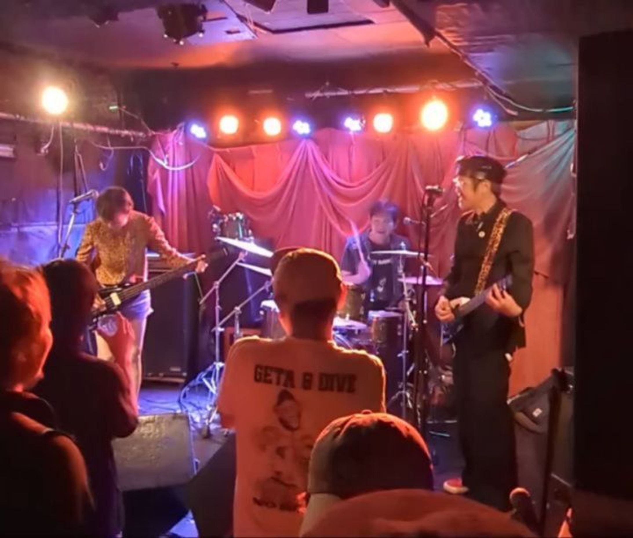 スリーピース編成2度目のライブ！強面子に紛れてひっそりと終了。少しは慣れてきたかな？と思いきや1回目の方が良かったと言われました。精進します！
2025年6月6日幡ヶ谷ヘビーシックにて。

画像は @knitters さん @masatoshi_arano さんから使わせて頂いております🙏

#theclovers
#thecloversband
#クローバーズ-1